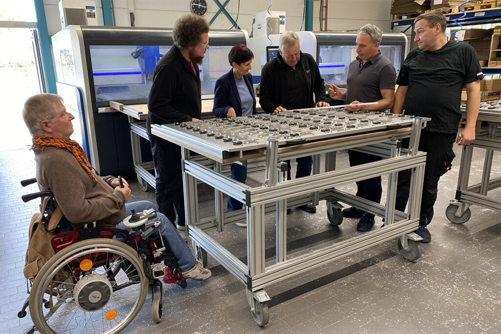 Bernhard Krempl (stellvertretender Landrat) schaut den Gruppenleiter zu