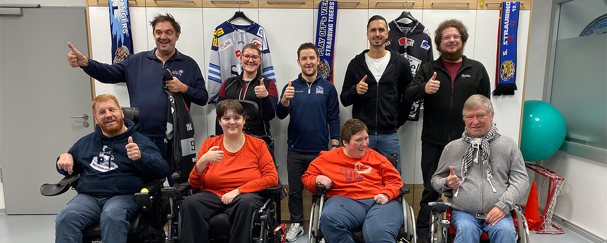 Mitarbeitende der Werkstätte St. Josef mit Mike Connolly