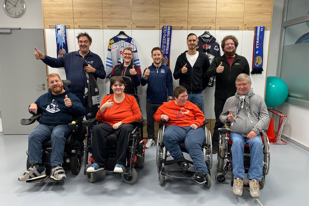 Mitarbeitende der Werkstätte St. Josef mit Mike Connolly