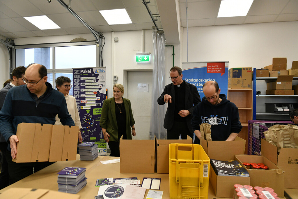 Viele Leute beim einpacken