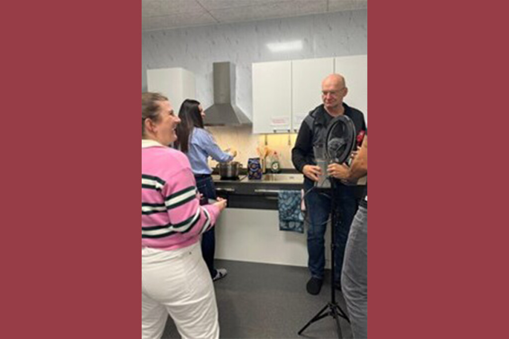 Marta Gómez, Nuria Llandres, Alexander Krauss und Fabian Lieb stehen in einer Küche