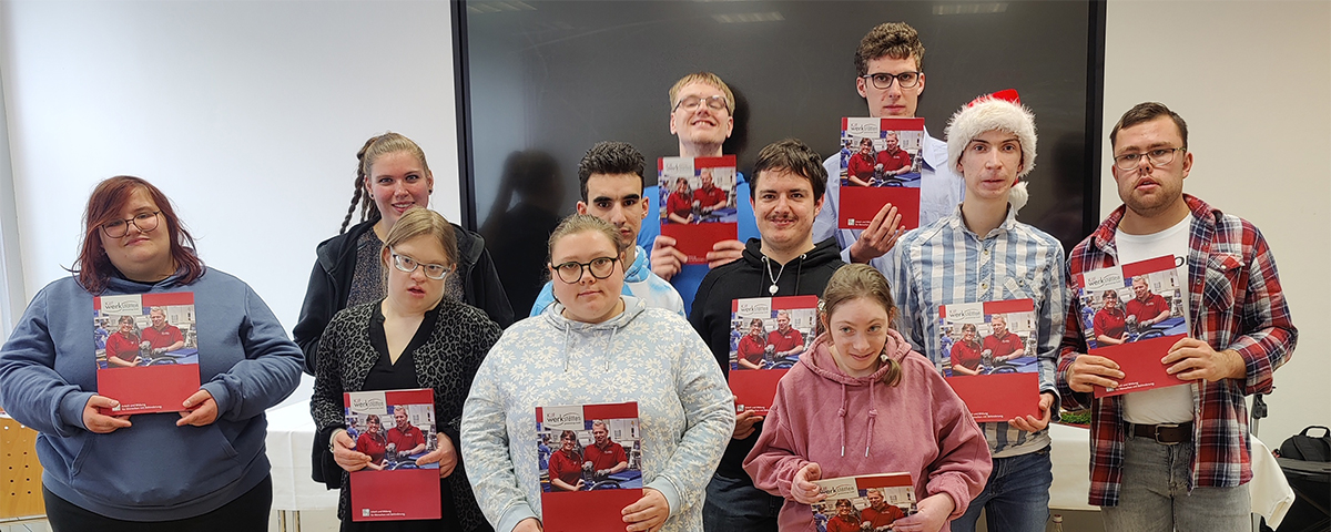 Ein Gruppenfoto mit zehn Personen, die erfolgreich am Bildungsbereich teilgenommen haben.