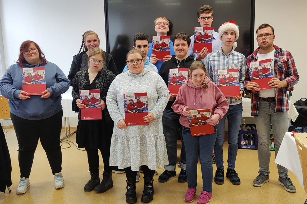 Ein Gruppenfoto mit zehn Personen, die erfolgreich am Bildungsbereich teilgenommen haben.