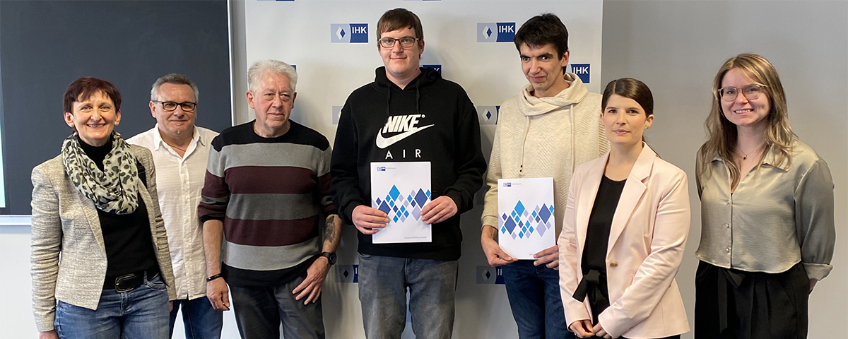 Gruppenfoto der beiden ausgezeichneten Mitarbeiter mit ihren Ausbildungspaten und Geschäftsführerin Evi Feldmeier