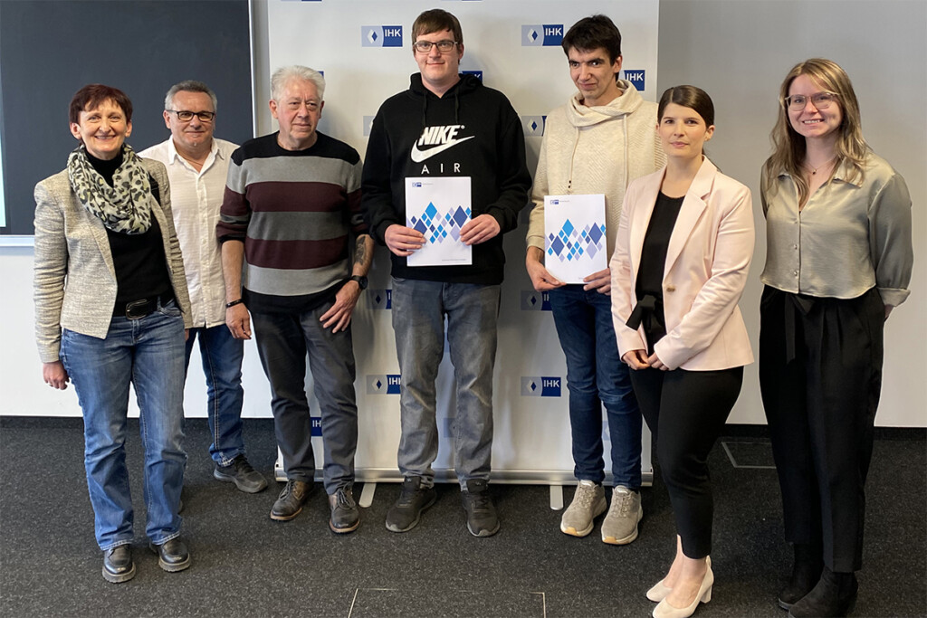 Gruppenfoto der beiden ausgezeichneten Mitarbeiter mit ihren Ausbildungspaten und Geschäftsführerin Evi Feldmeier