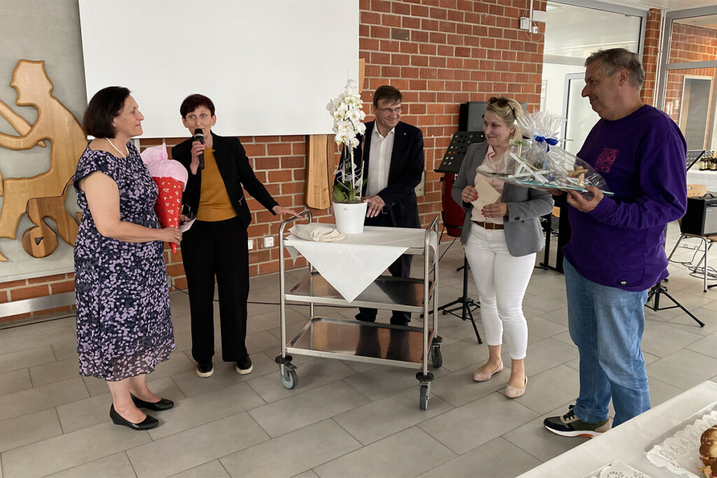 Kolleginnen und Kollegen bedanken sich bei Ingrid Schultes zum Abschied und geben ihr Geschenke.