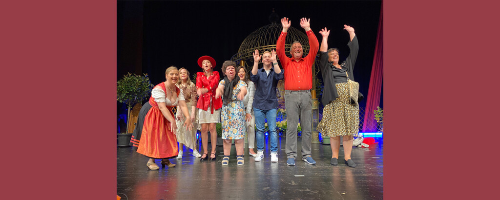 Die Models aus der Straubinger KJF-Werkstätte machen einen Laola-Welle auf der Bühne beim Schlagerwettbewerb Goldener Musistern.