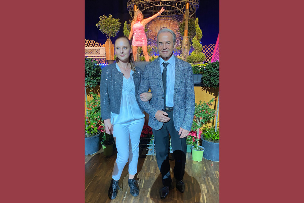 Eine Mitarbeiterin der KJF Werkstätten läuft als Model beim Schlagerwettbewerb Goldener Musistern.