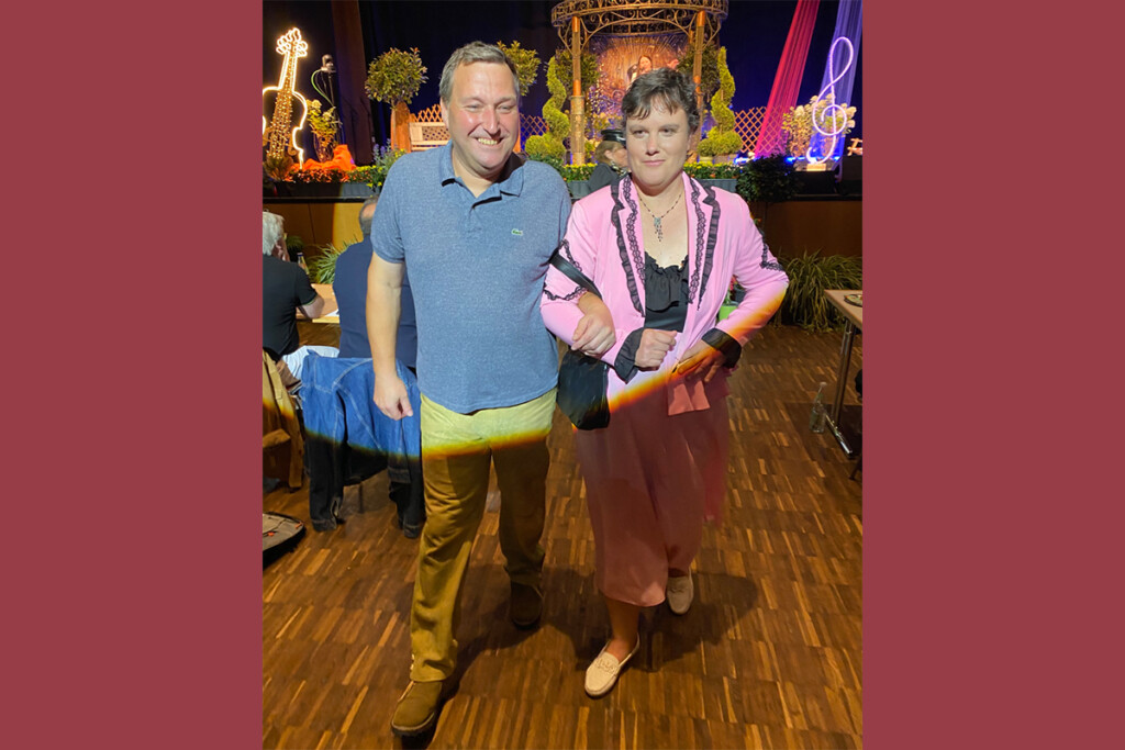 Ein Mitarbeiter der KJF Werkstätten läuft als Model beim Schlagerwettbewerb Goldener Musistern.