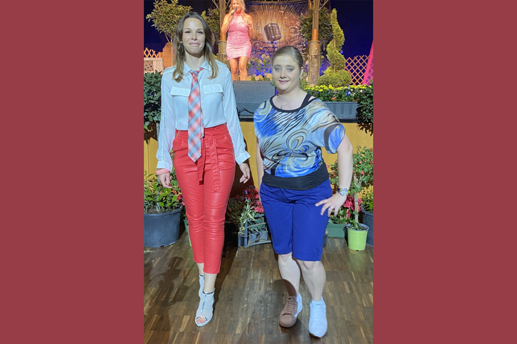 Eine Mitarbeiterin der KJF Werkstätten läuft als Model beim Schlagerwettbewerb Goldener Musistern.