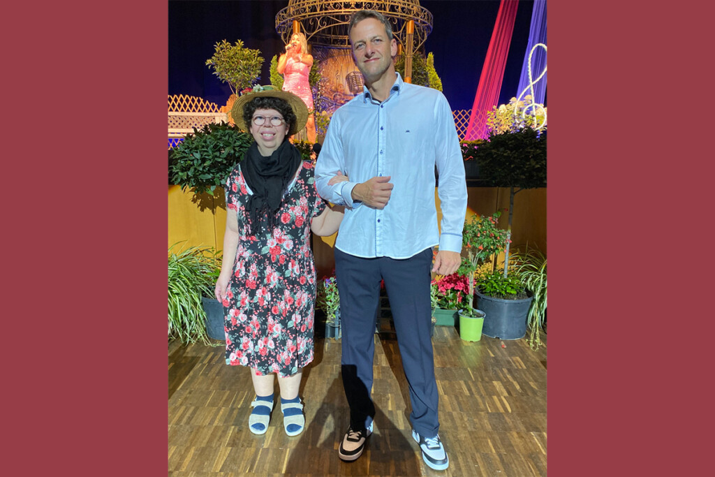 Eine Mitarbeiterin der KJF Werkstätten läuft als Model beim Schlagerwettbewerb Goldener Musistern.