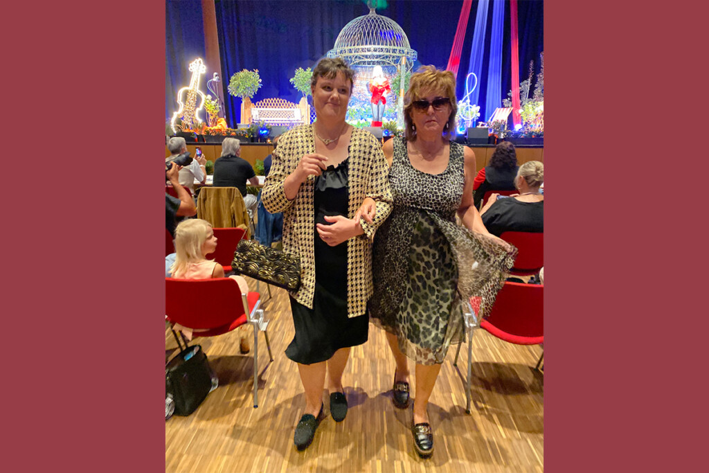 Eine Mitarbeiterin der KJF Werkstätten läuft als Model beim Schlagerwettbewerb Goldener Musistern.