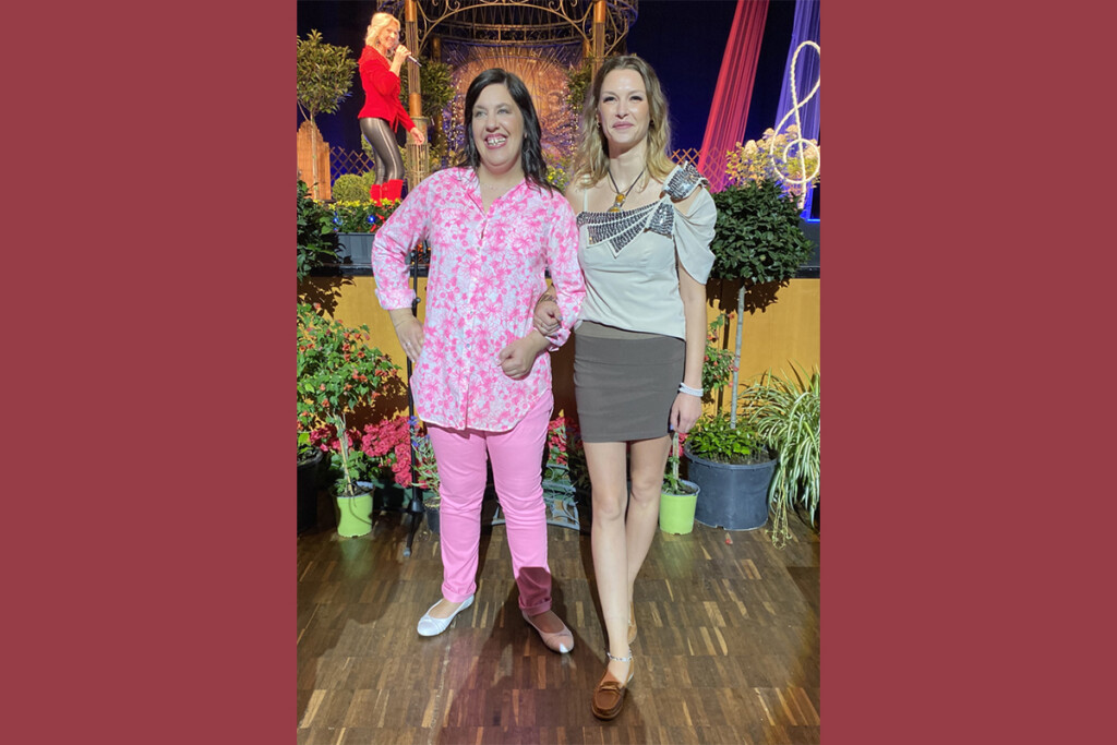 Eine Mitarbeiterin der KJF Werkstätten läuft als Model beim Schlagerwettbewerb Goldener Musistern.