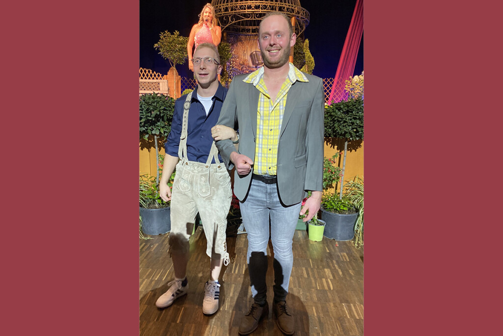 Ein Mitarbeiter der KJF Werkstätten läuft als Model beim Schlagerwettbewerb Goldener Musistern.