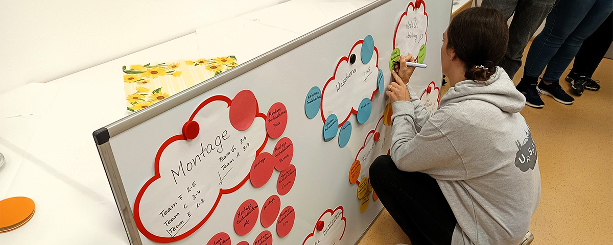 Eine Auszubildende der Ursulinen Fachakademie trägt sich für einen Arbeitsplatz ein.