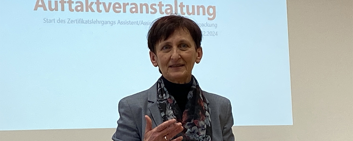 Evi Feldmeier hält eine Rede