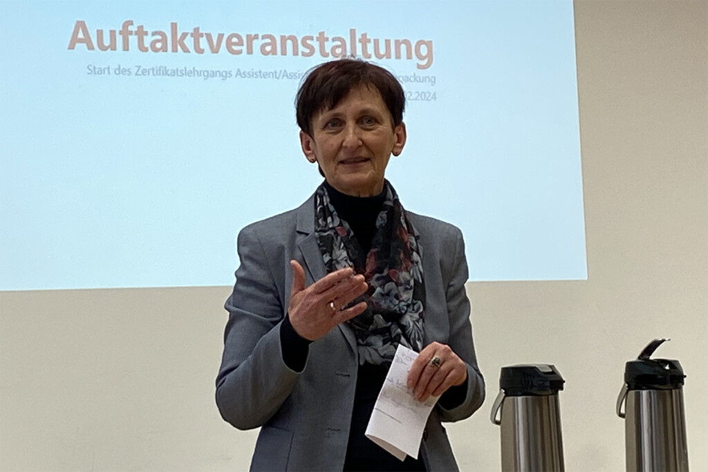 Evi Feldmeier hält eine Rede