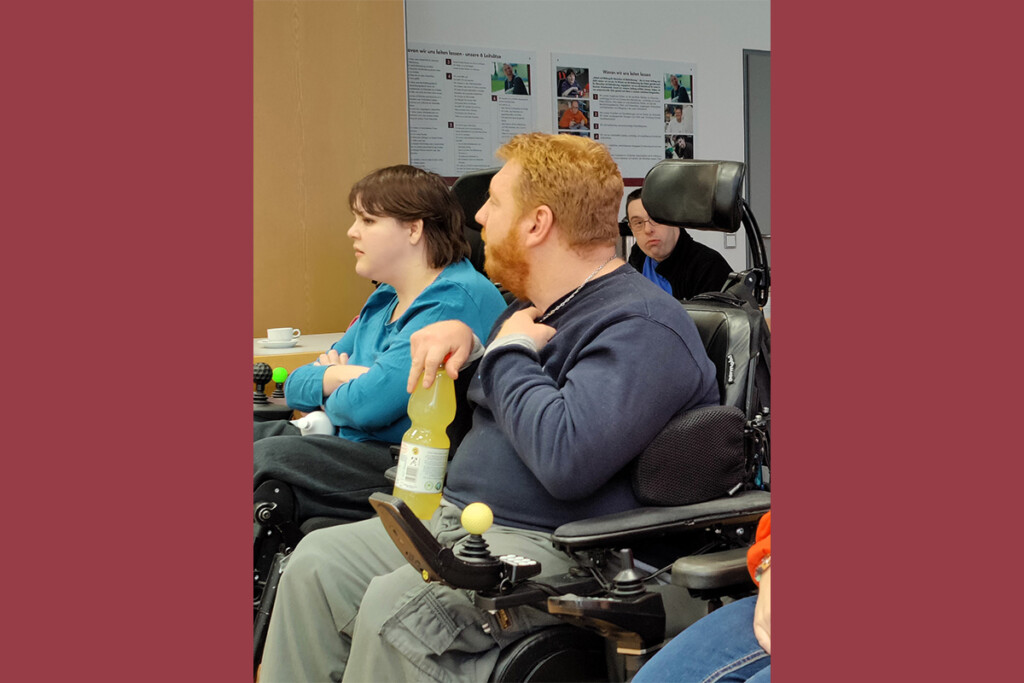 Ein Mitarbeiter und eine Mitarbeiterin sehen sich die Prüferschulung an 