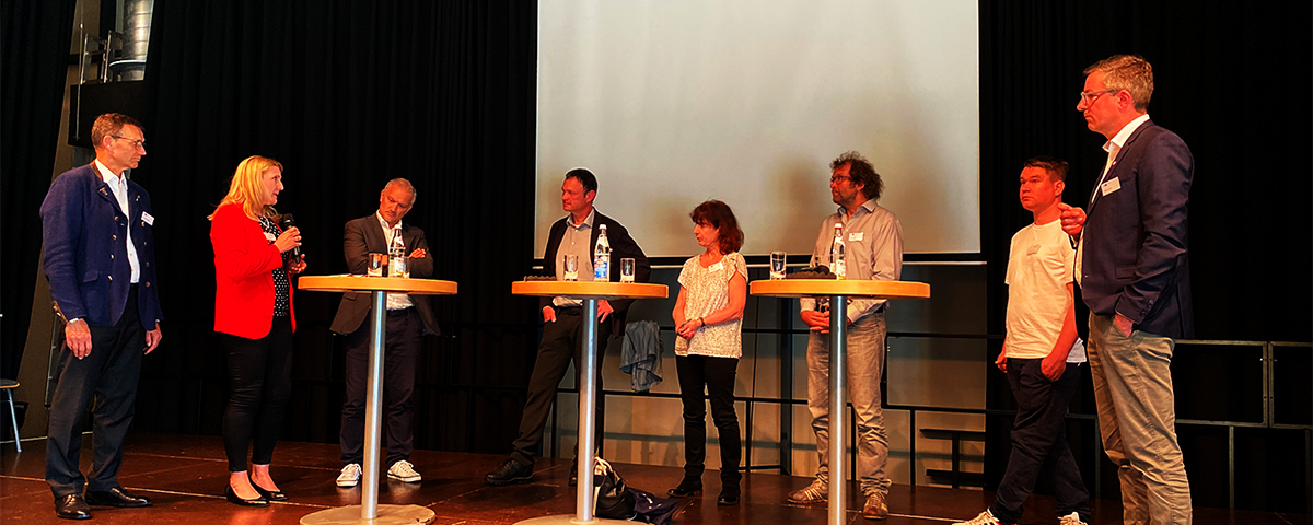 Teilnehmerinnen und Teilnehmer bei der Podiumsdiskussion.