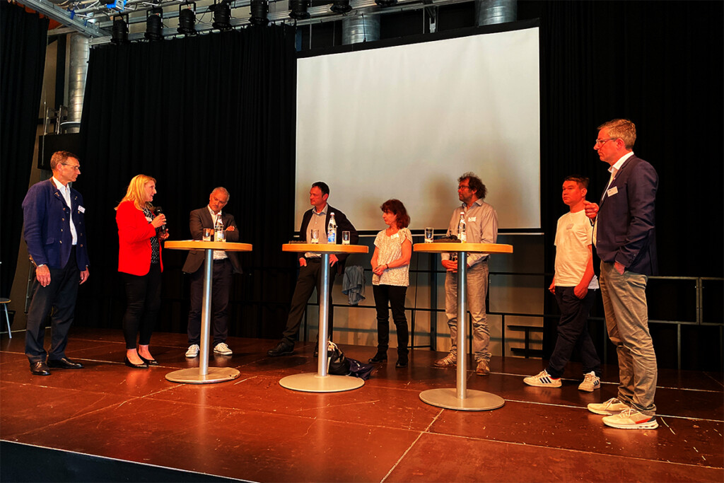 Teilnehmerinnen und Teilnehmer bei der Podiumsdiskussion.