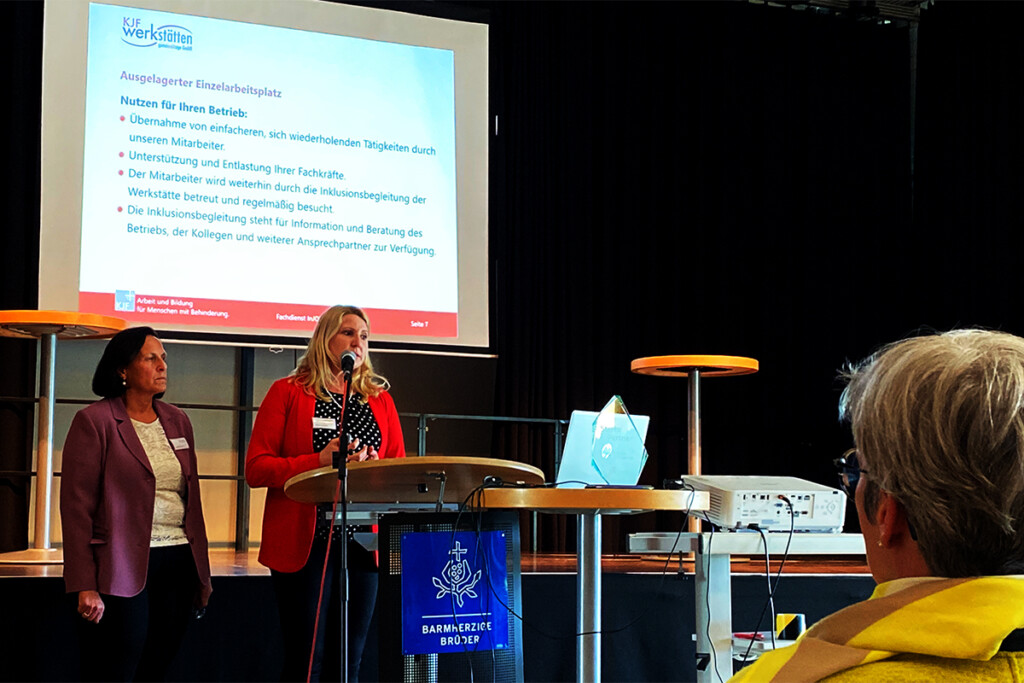 Karin Laumer und Ingrid Schultes bei der Präsentation einiger Fördermaßnahmen.