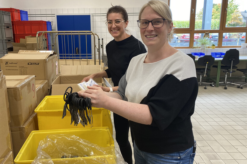 Kristina Cicek und Malena Hösl, Geschäftsführerin und Qualitätsmanagerin der Vital Products GmbH, holen Teile für die nächsten Verbandskästen aus den Verpackungen.