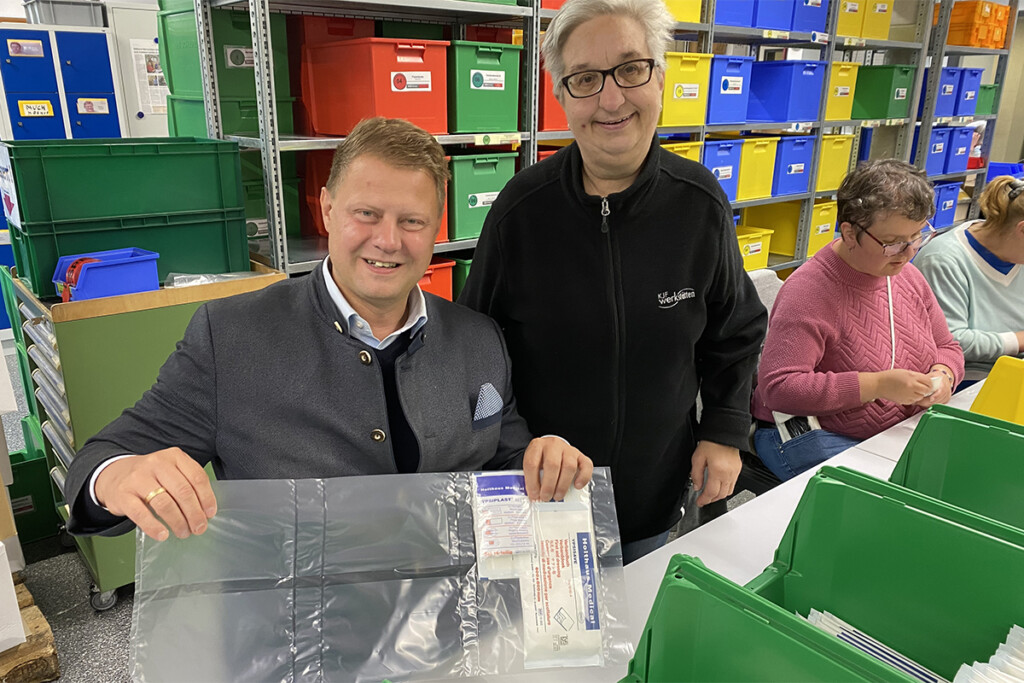 Mitterteichs Bürgermeister Stefan Grillmeier zeigt, welche Teile er in den Verbandskasten gefüllt hat.