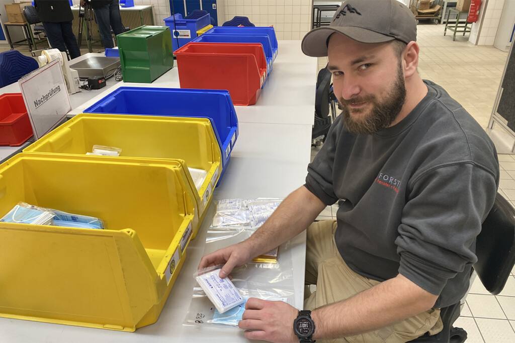 Sascha Joneitis, Mitarbeiter der Forster Fassadentechnik GmbH, bestückt einen Verbandskasten.