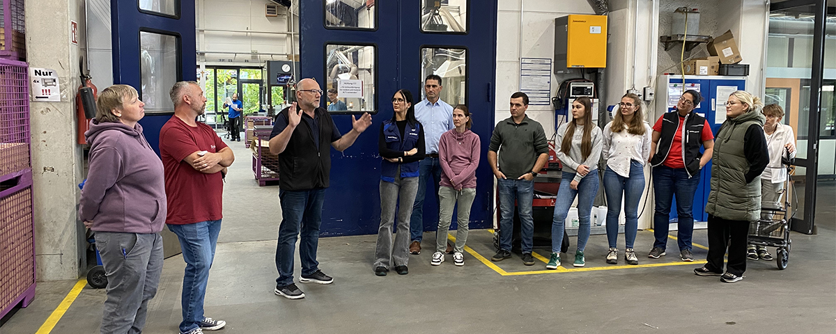 Die Teilnehmerinnen und Teilnehmer der Aktion Schichtwechsel schauen sich die Bruder Konrad Werkstätte an