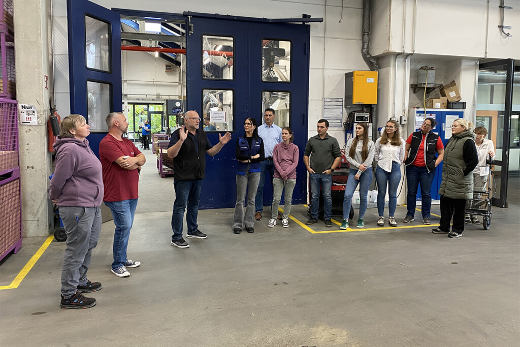 Die Teilnehmerinnen und Teilnehmer der Aktion Schichtwechsel schauen sich die Bruder Konrad Werkstätte an