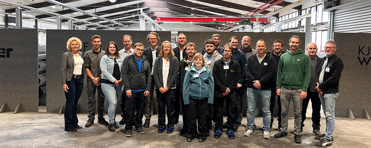 Ein Gruppenfoto mit allen Beteiligten an der Außenarbeitsgruppe in der Produktionsstätte der Lindner AG