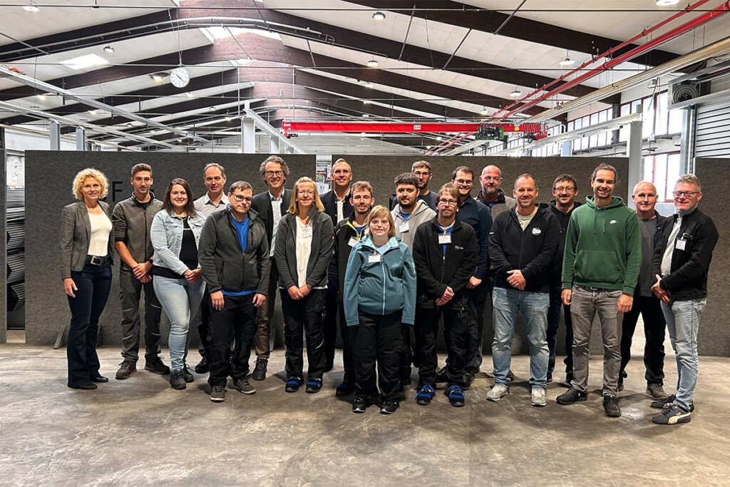 Ein Gruppenfoto mit allen Beteiligten an der Außenarbeitsgruppe in der Produktionsstätte der Lindner AG