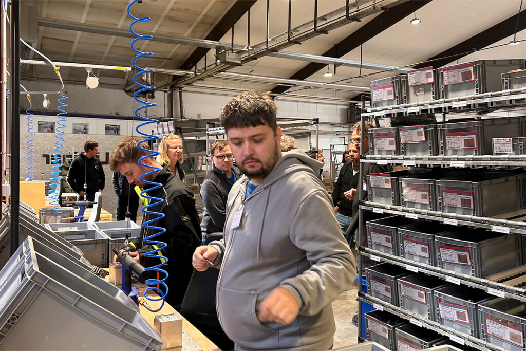 Mitarbeiterinnen und Mitarbeiter der KJF in der Produktionsstätte der Lindner AG.
