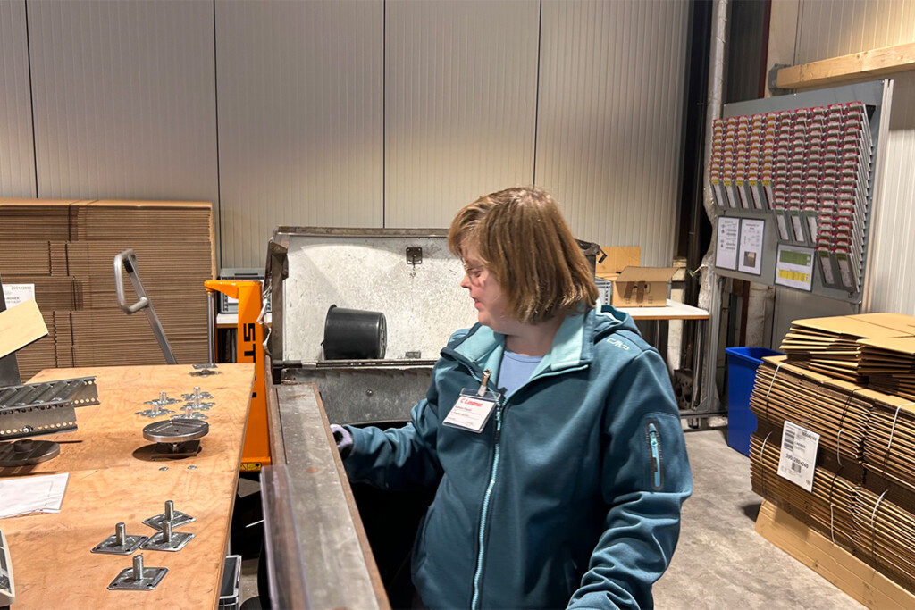 Eine Mitarbeiterin der KJF in der Produktionsstätte der Lindner AG.