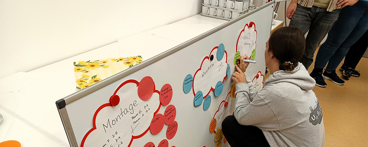 Eine Auszubildende der Ursulinen Fachakademie trägt sich für einen Arbeitsplatz ein.