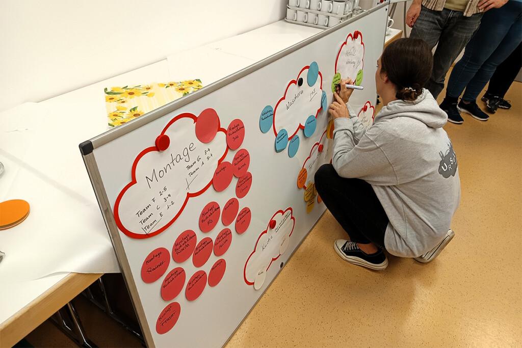 Eine Auszubildende der Ursulinen Fachakademie trägt sich für einen Arbeitsplatz ein.