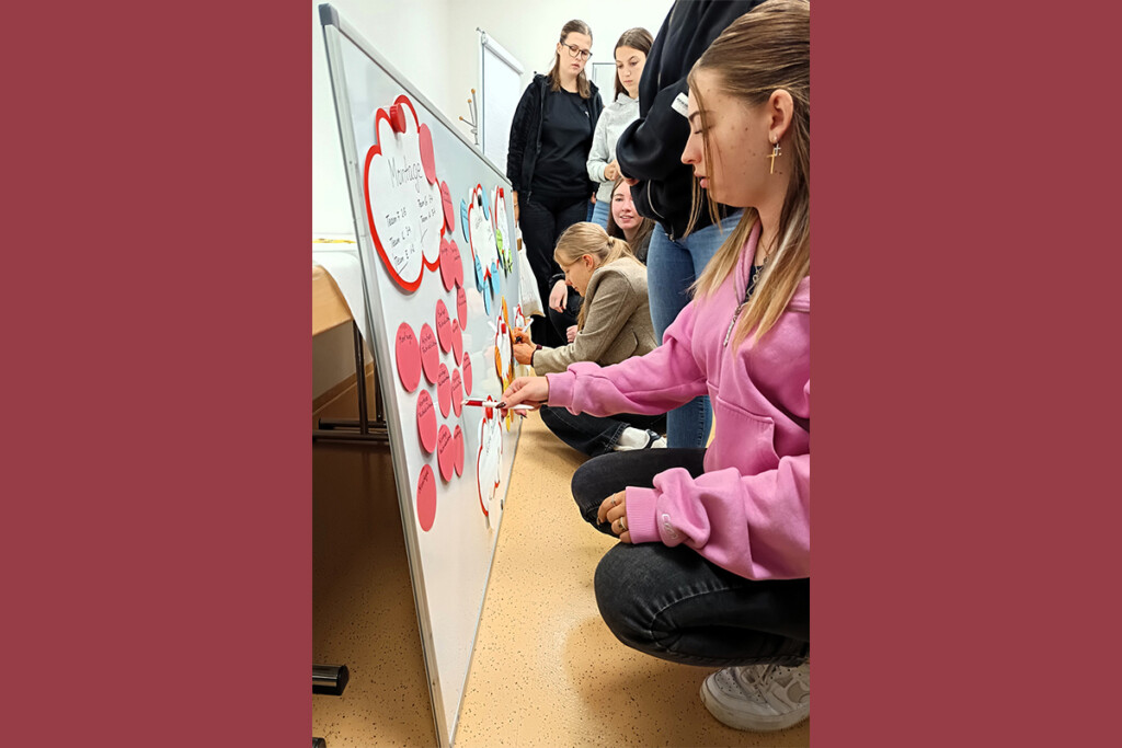 Auszubildende der Ursulinen Fachakademie tragen sich für einen Arbeitsplatz ein.