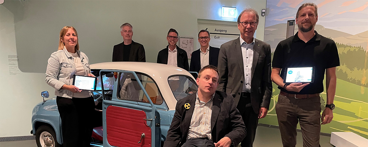 Ein Gruppenfoto im Haus der Bayerischen Geschichte: von links: Museumspädagogin Susanne Moldaschl; Prof. Dr. Christian Zürner von der OTH Regensburg; Holger Lauer, Prokurist der KJF Werkstätten gemeinnützige GmbH; Dr. Andreas Kuhn, Referatsleiter der Bavariathek; KJF-Abteilungsleiter Bertin Abbenhues, Mario Franz vom Fachdienst für Leichte Sprache der KJF Werkstätten GmbH und ganz vorne Sebastian Müller, Büroleiter des Büros für Leichte Sprache "sag´s einfach!" der KJF Regensburg.