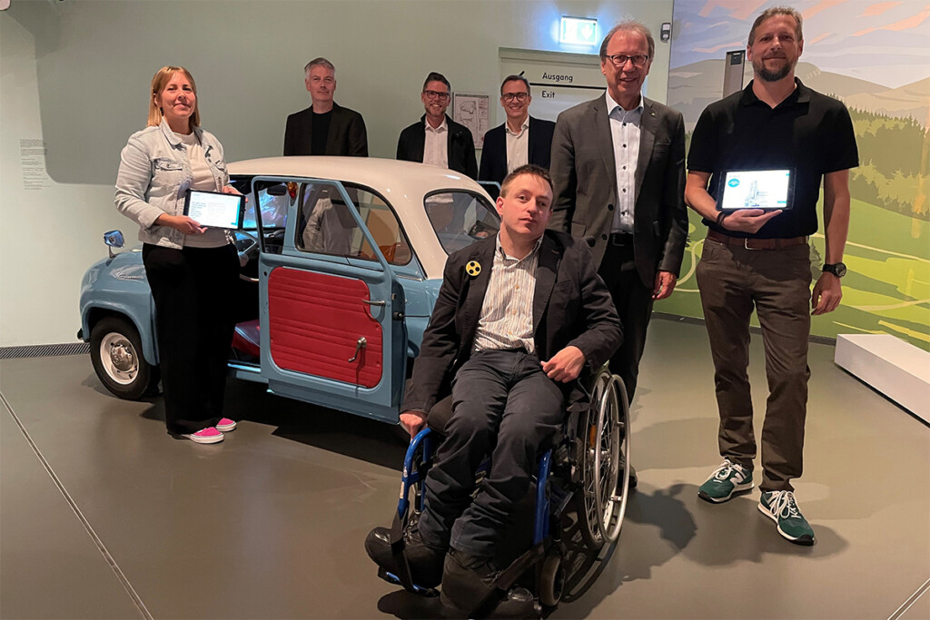 Ein Gruppenfoto im Haus der Bayerischen Geschichte: von links: Museumspädagogin Susanne Moldaschl; Prof. Dr. Christian Zürner von der OTH Regensburg; Holger Lauer, Prokurist der KJF Werkstätten gemeinnützige GmbH; Dr. Andreas Kuhn, Referatsleiter der Bavariathek; KJF-Abteilungsleiter Bertin Abbenhues, Mario Franz vom Fachdienst für Leichte Sprache der KJF Werkstätten GmbH und ganz vorne Sebastian Müller, Büroleiter des Büros für Leichte Sprache "sag´s einfach!" der KJF Regensburg.