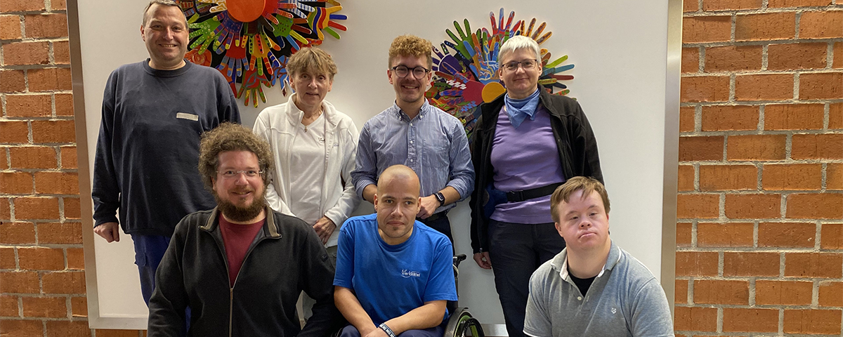 Ein Gruppenfoto der Straubinger Werkstatträte mit Marvin Kliem