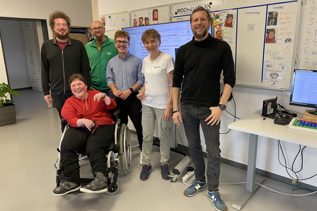 Ein Gruppenfoto in der Förderstätte der Straubinger Werkstätten