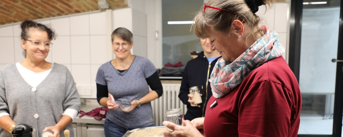 Dozentin Uta Hahn zeigt wie man Sauerteig macht