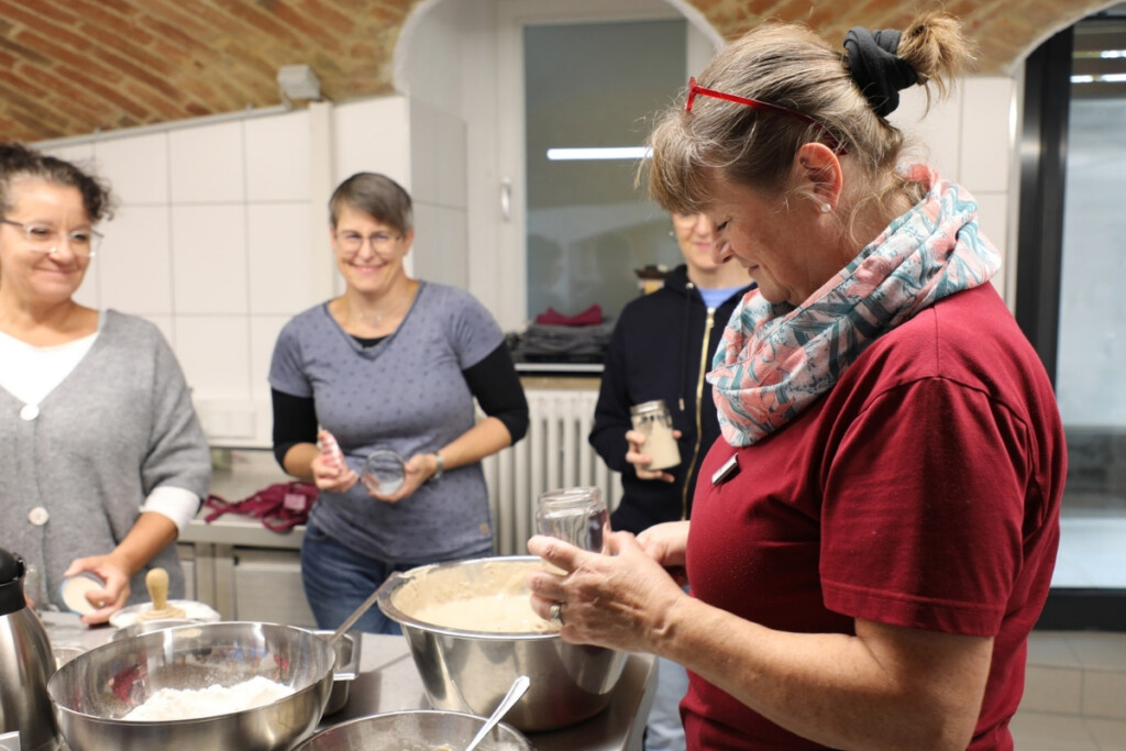Dozentin Uta Hahn zeigt wie man Sauerteig macht