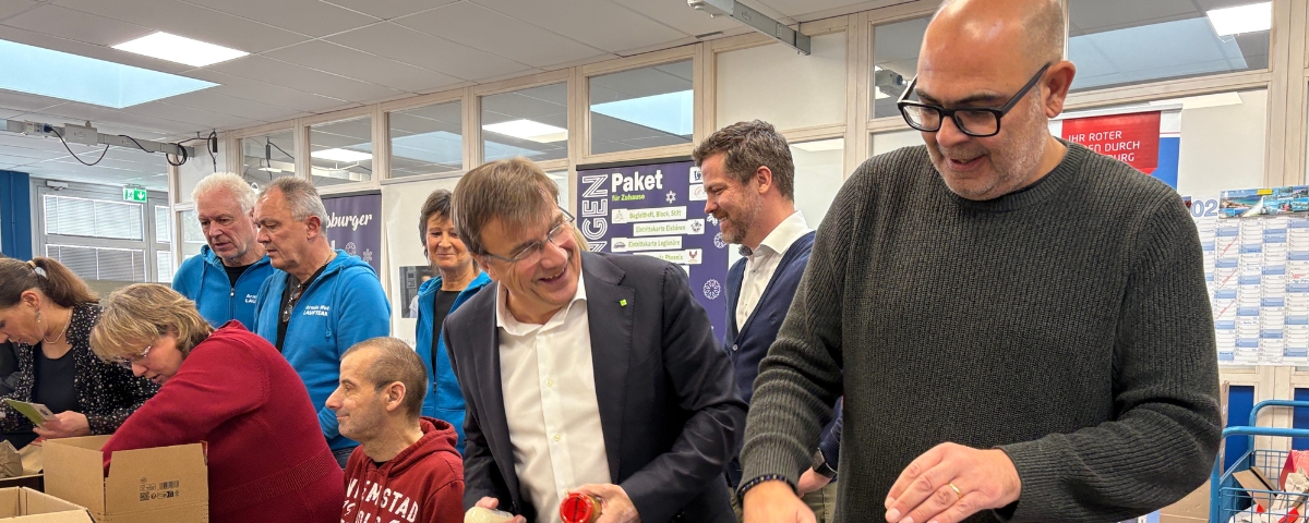 Hannes Ringlstetter packt die Weihnachtspackerl