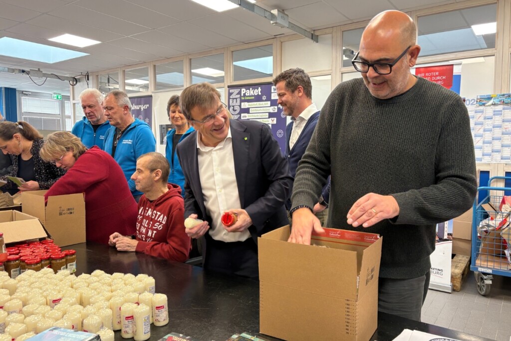 Hannes Ringlstetter packt die Weihnachtspackerl