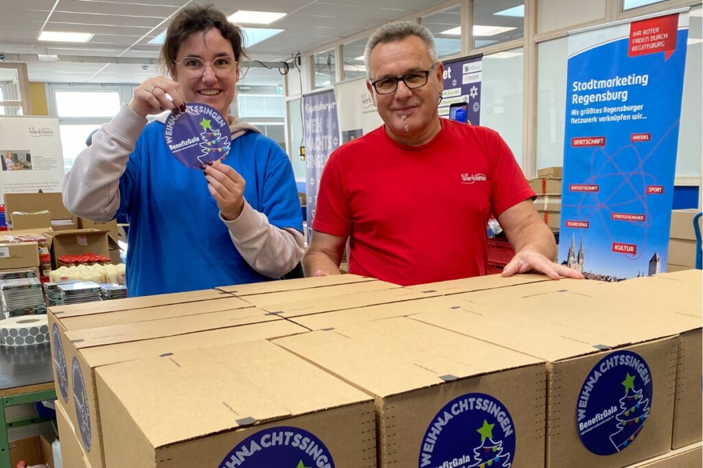 Zwei Mitarbeiter stehen vor vielen gepackten Pakete