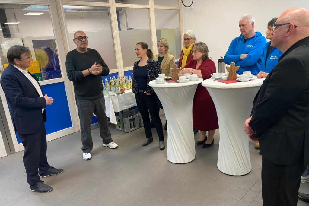 Alle hören Hannes Ringlstetter gespant zu