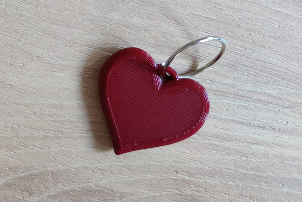 Der Schlüsselanhänger in Herzform.