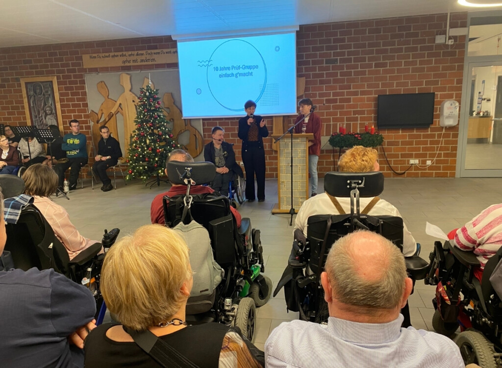 Evi Feldmeier, Geschäftsführerin der KJF Werkstätten und Werkstatträtin Erika Stelzl halten eine Rede