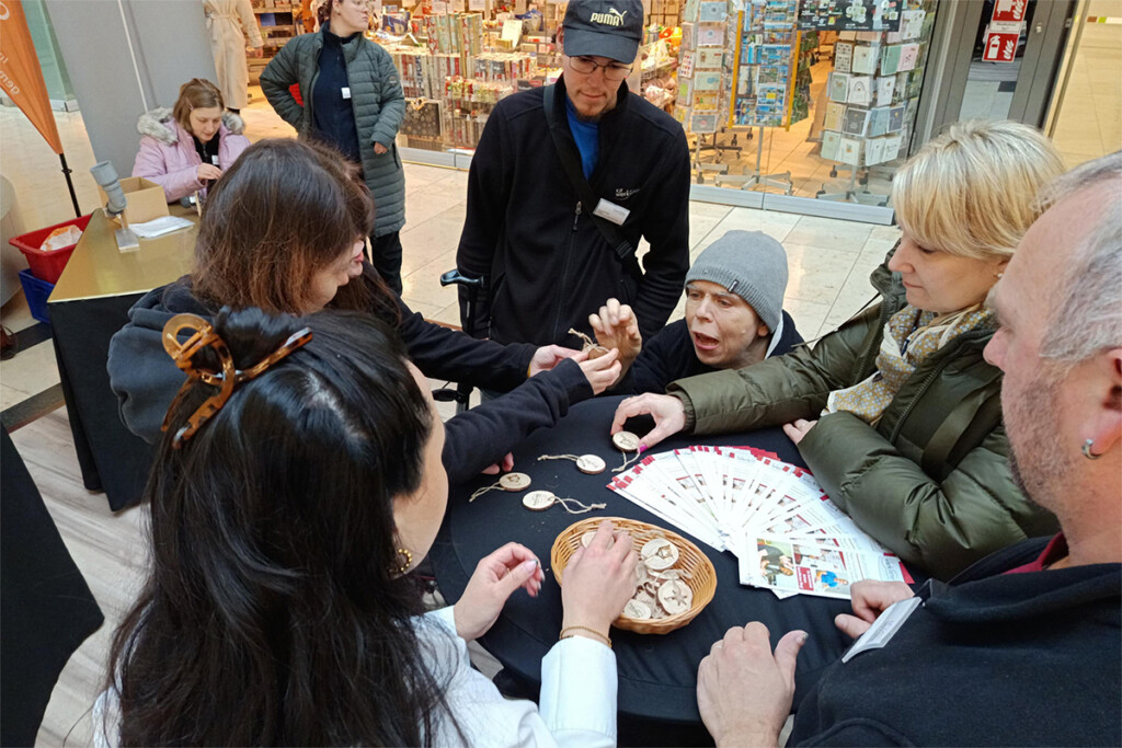KJF Werkstätten und Besucher im Austausch über handgefertigte Produkte bei Aktionstag in Regensburg Arcaden